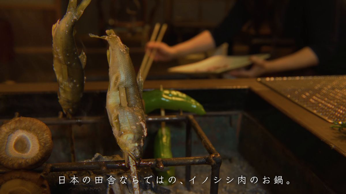 囲炉裏で焼く串刺しの鮎と椎茸、ししとう