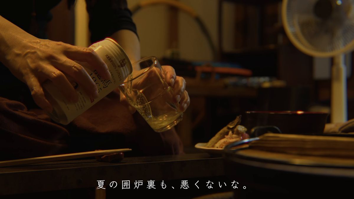 缶からグラスに注ぐ手元