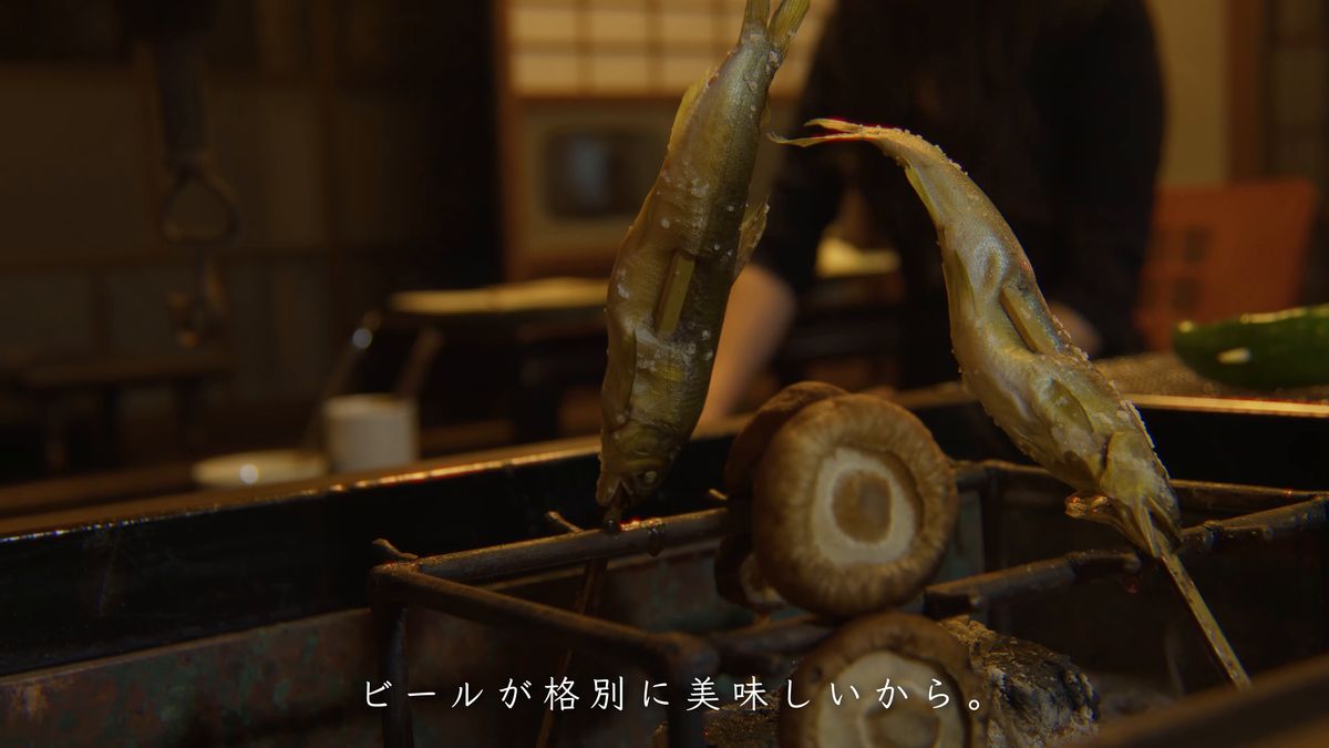 囲炉裏の火で焼ける鮎と椎茸