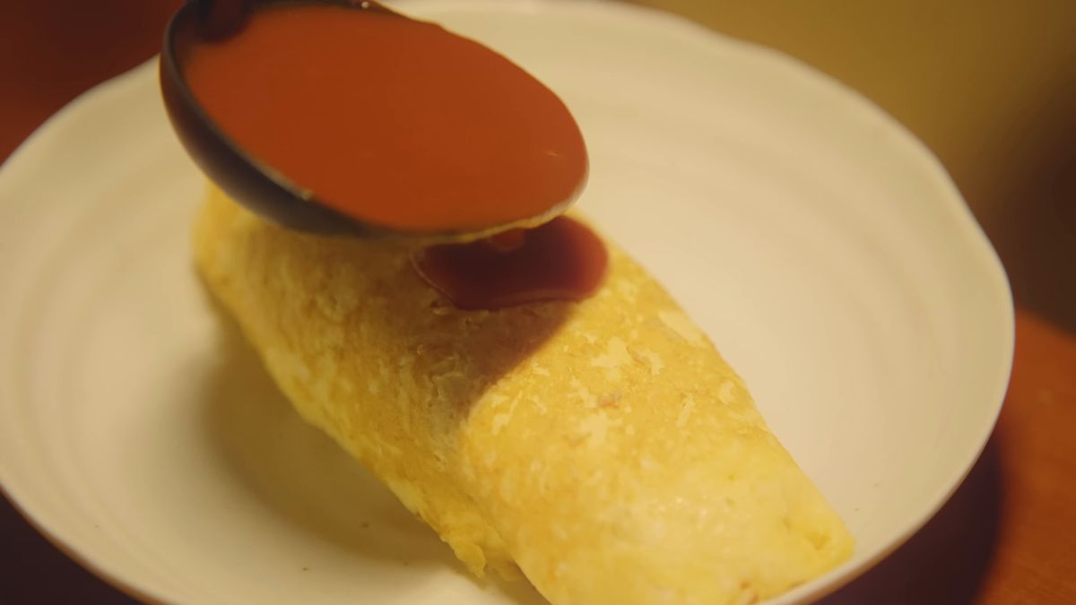 おたまでオムライスにケチャップをかける