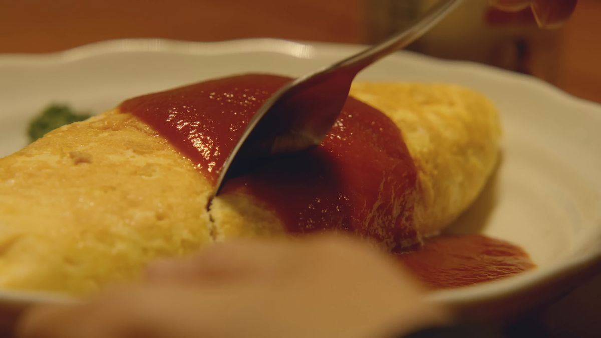 オムライスにスプーンを入れる