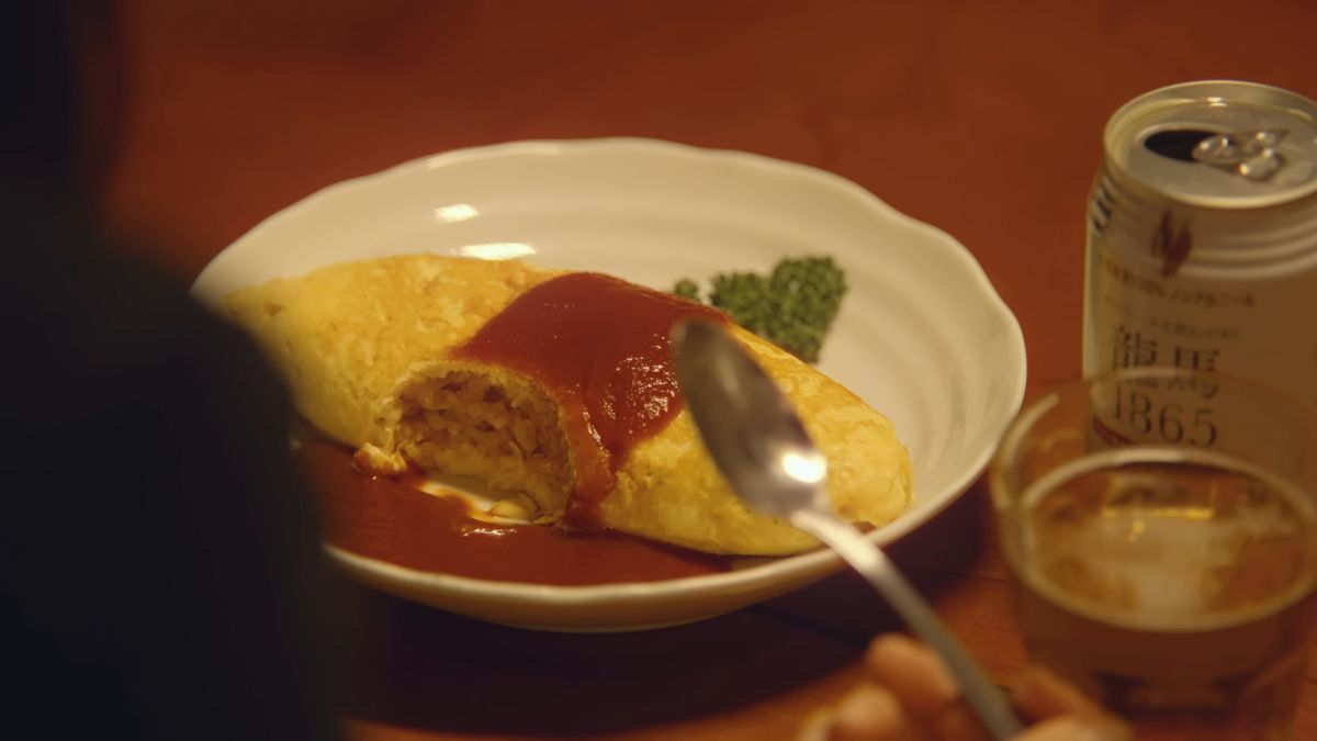 スプーンで割った卵の下のケチャップライス
