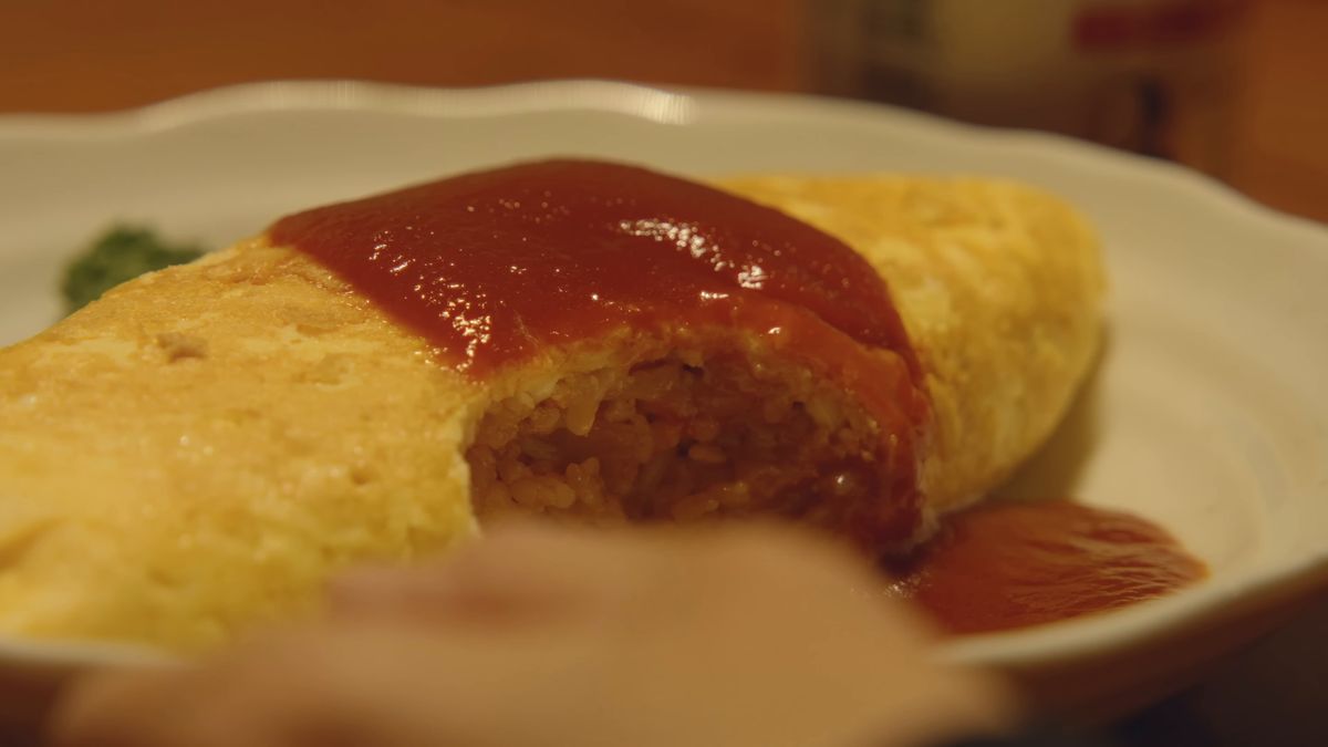 ケチャップライスの断面が見えるオムライス