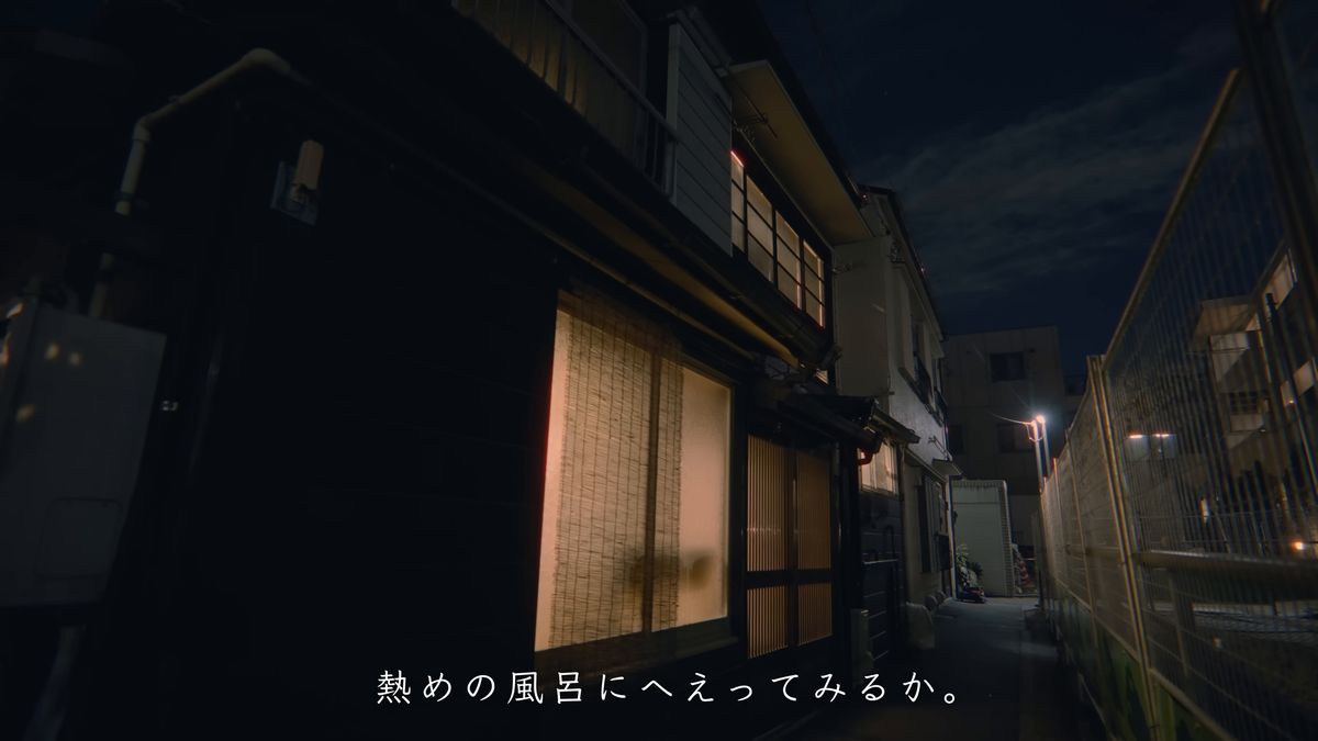 すだれ越しに明かりの灯る夜の長屋