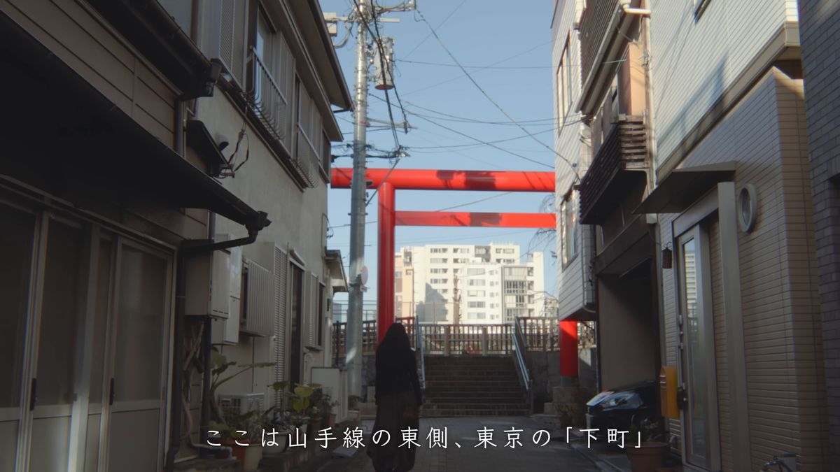 路地の先に見える赤い鳥居