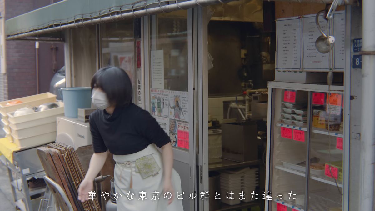豆腐店の店先の冷蔵ケースと手書きの品書き
