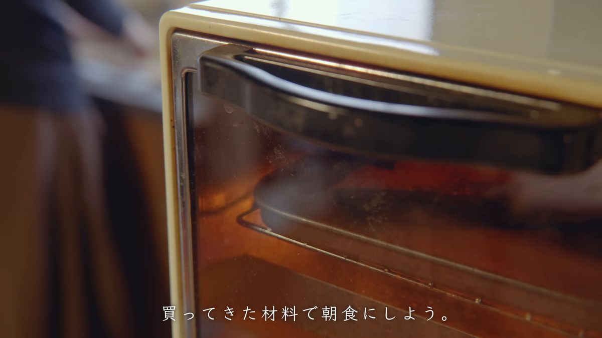 オーブントースターに鮭の切り身を入れる