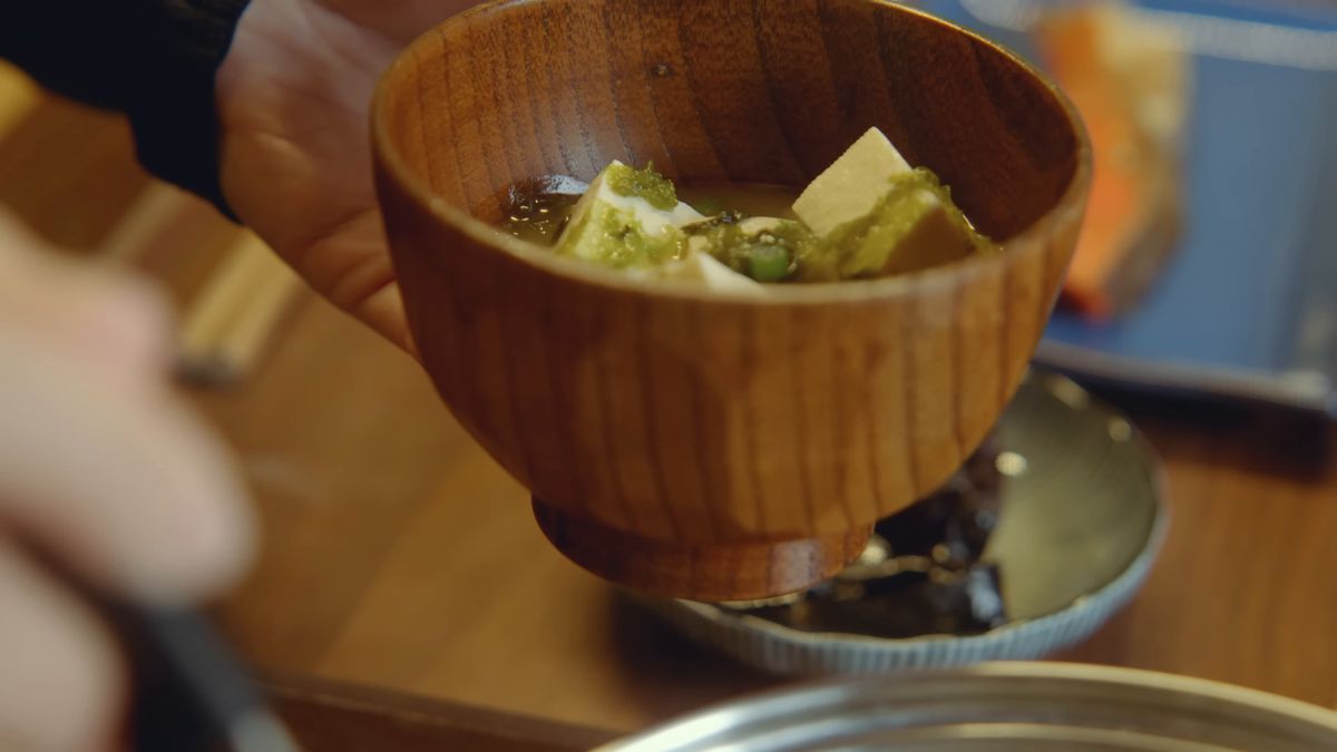 豆腐と青い海藻の入った木のお椀