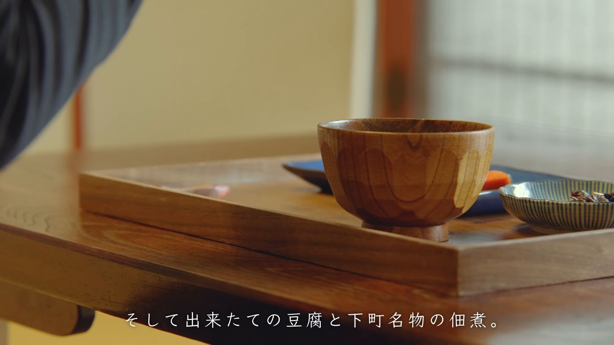 膳の上に置かれた木の汁椀