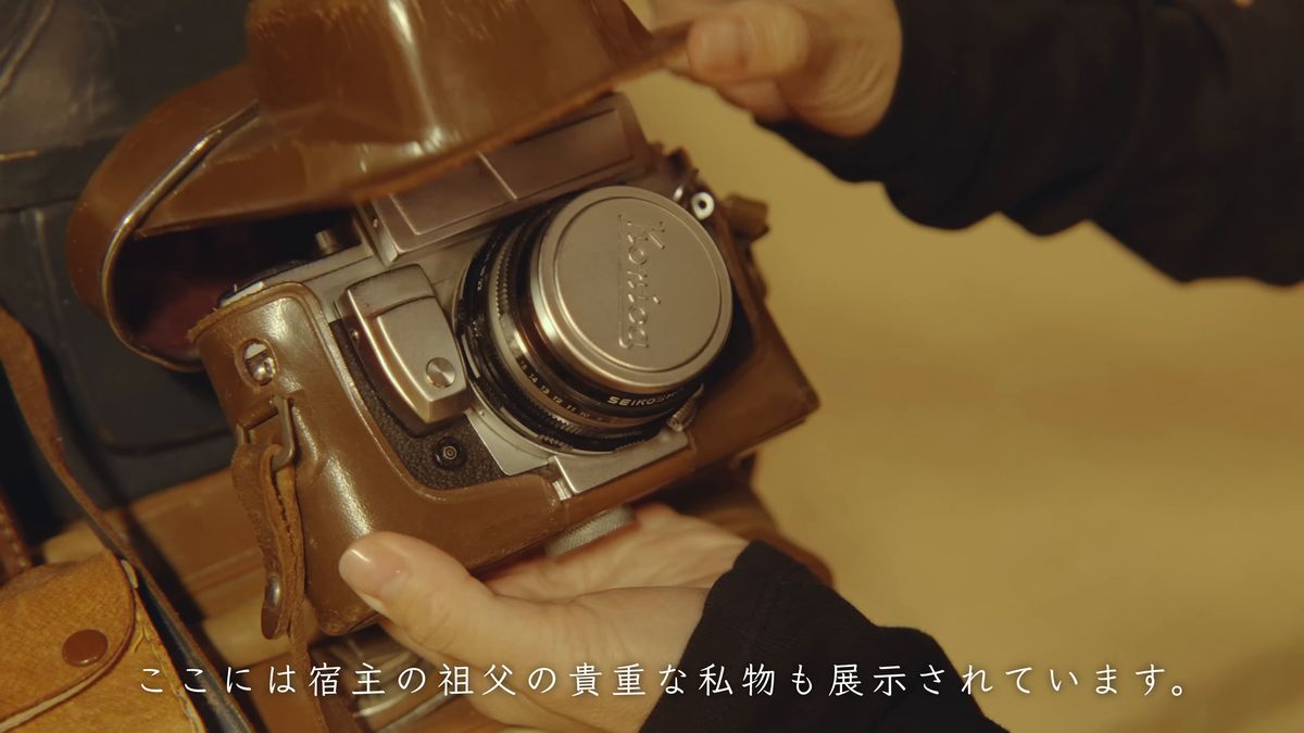 革のケースに収まった古いカメラを手に取る
