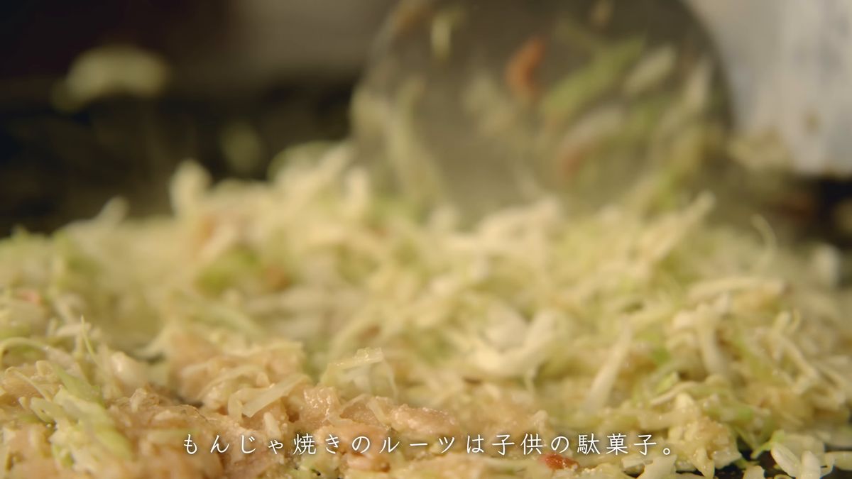 湯気の中で具を細かく刻むヘラ