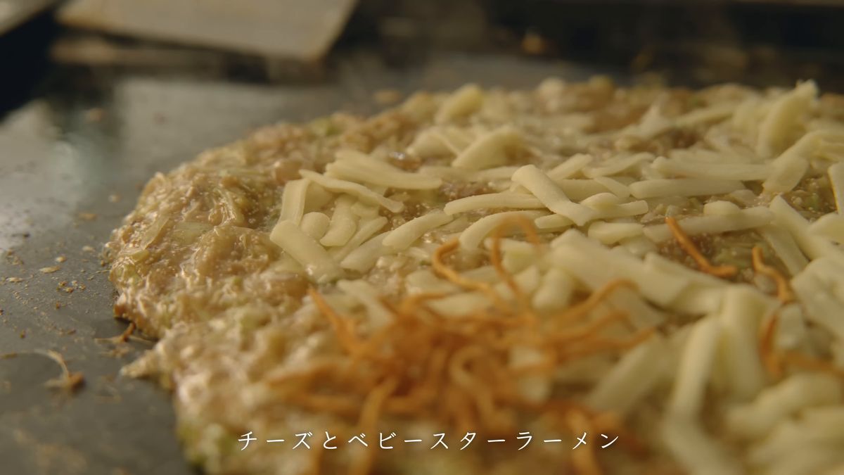 チーズとベビースターラーメンをのせたもんじゃ