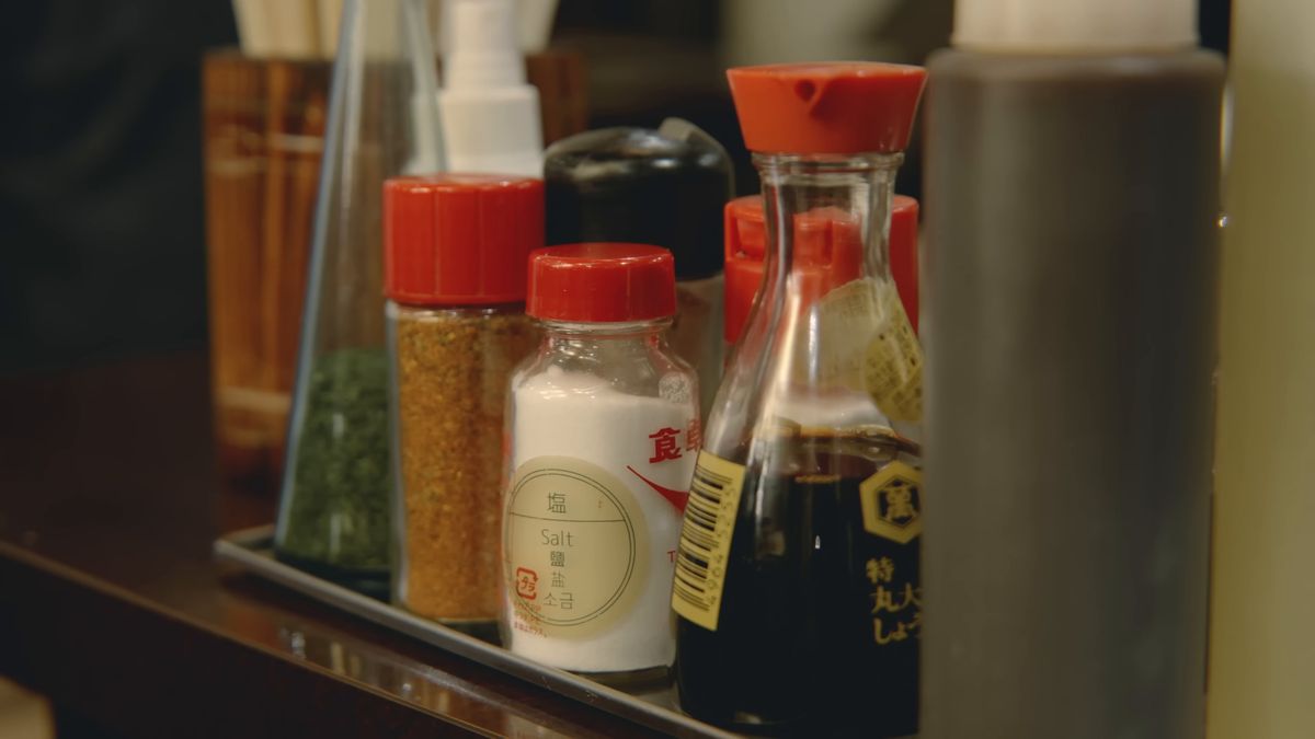 卓上のソースと醤油、塩と七味の瓶