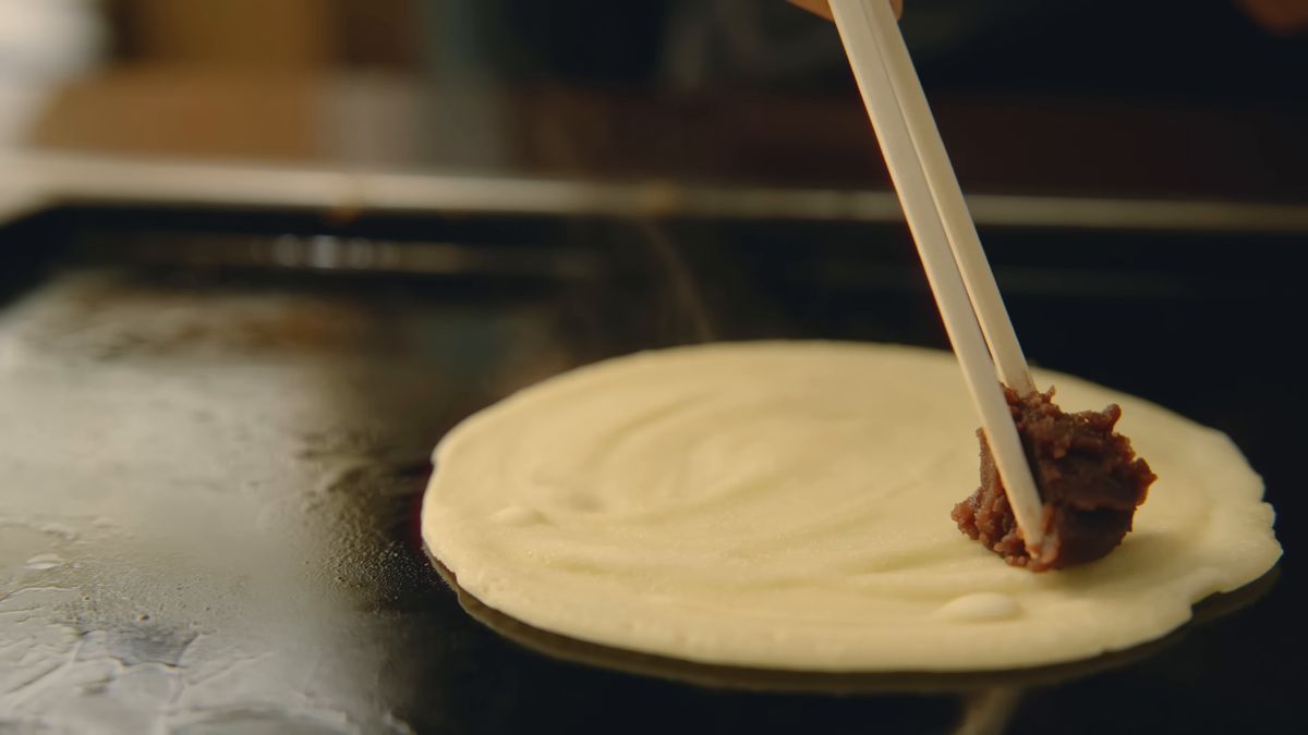 薄い生地に箸であんこをのせる