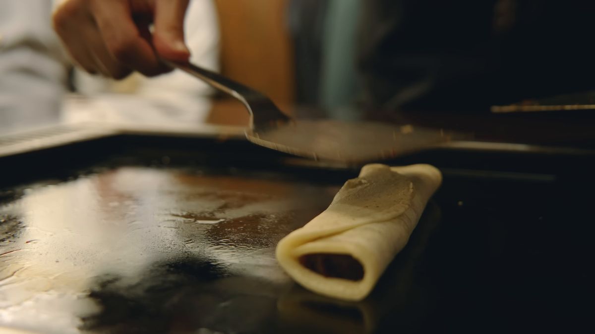 鉄板の上で巻き上がったあんこ巻き