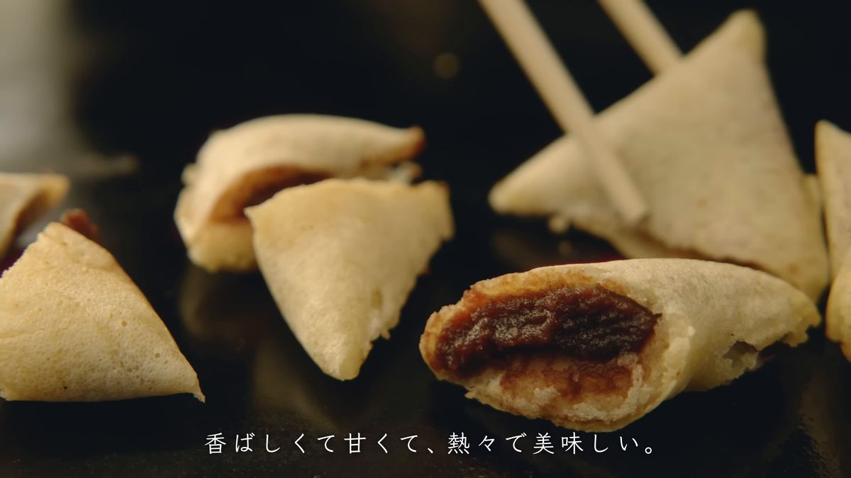 三角に切り分けたあんこ巻きと、あんこの断面
