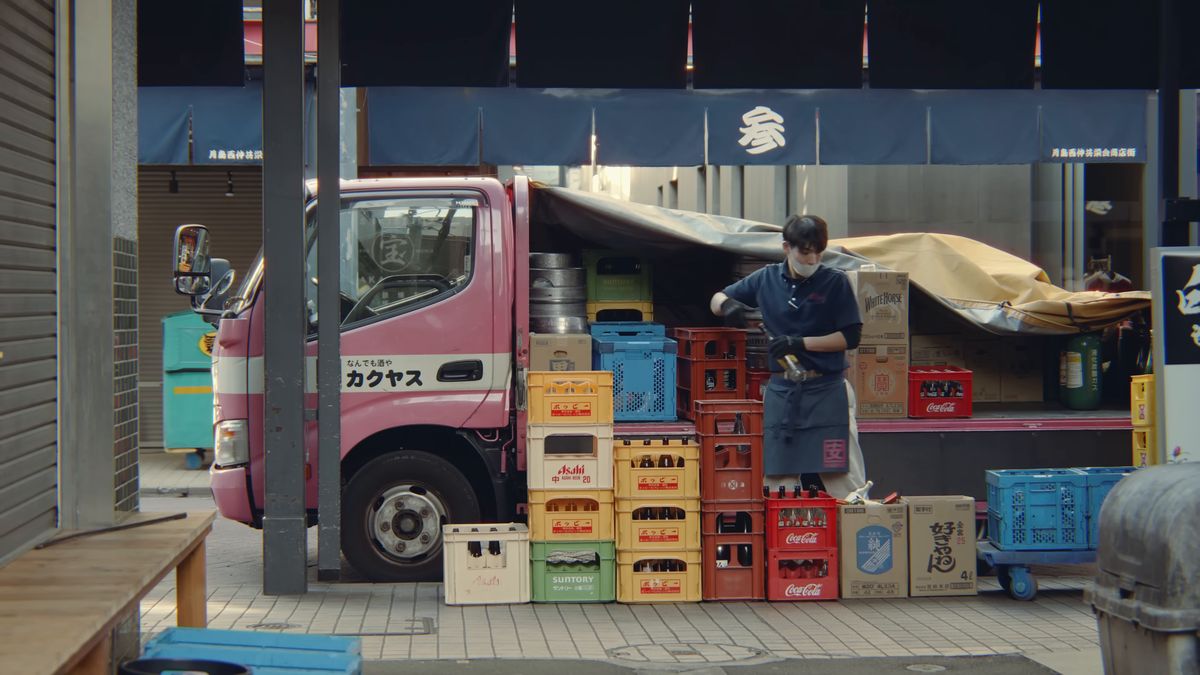 酒屋の配達トラックと積まれたビールケース