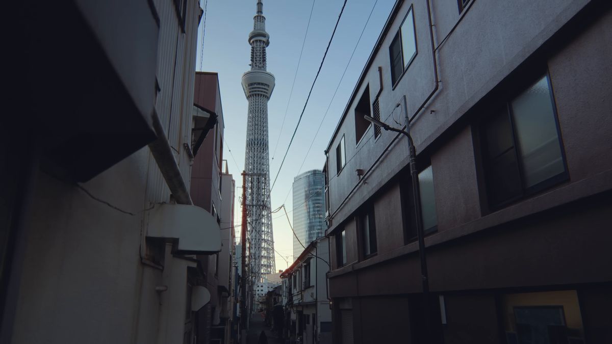 路地の先に見える東京スカイツリー
