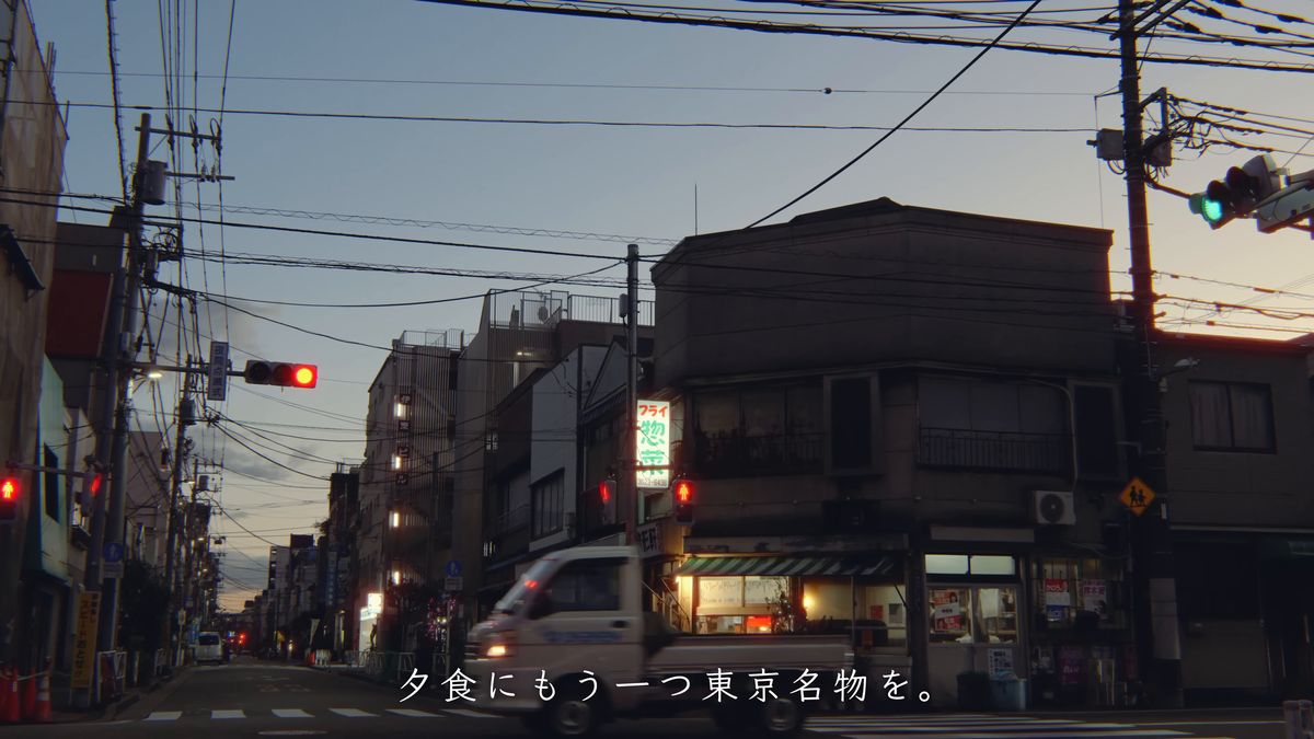 夕暮れの交差点と赤い信号
