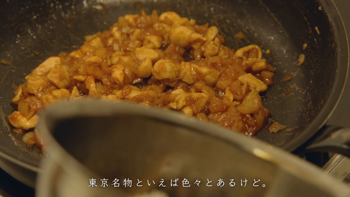 フライパンでケチャップ味に炒めた鶏肉と玉ねぎ