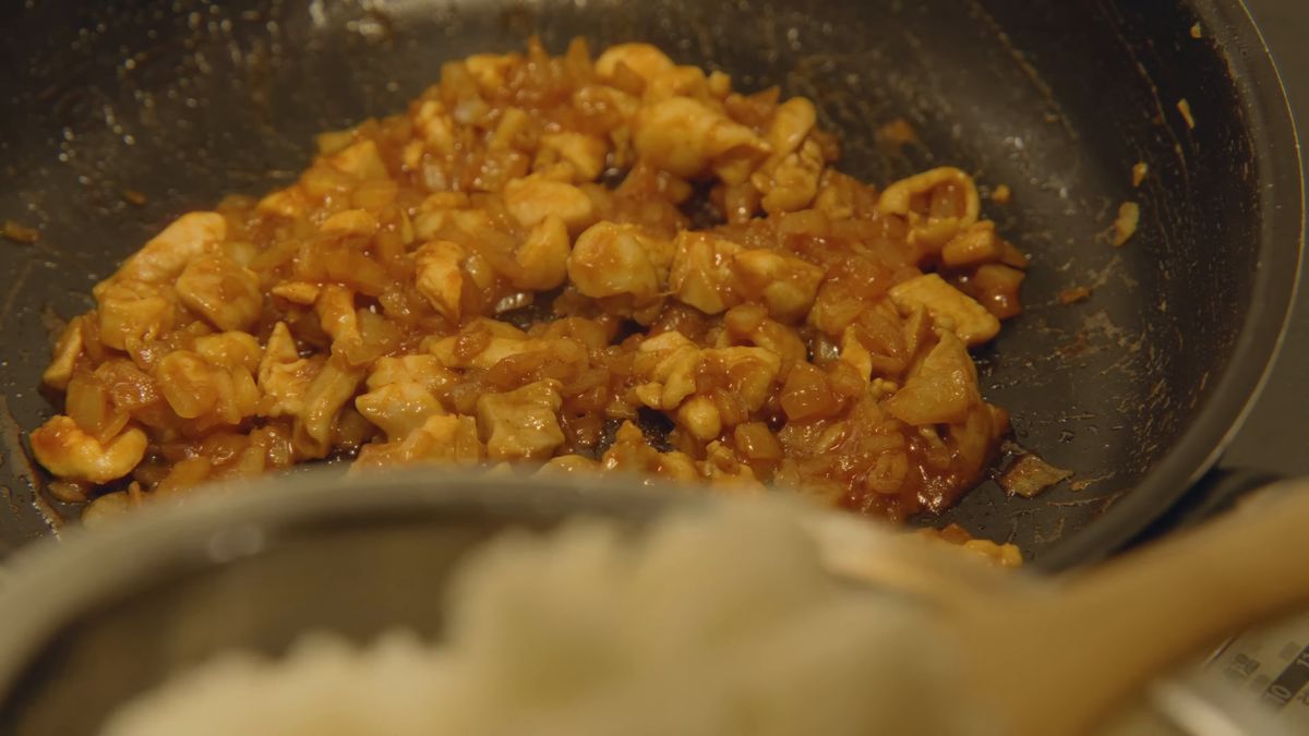 ボウルのご飯をフライパンに加える