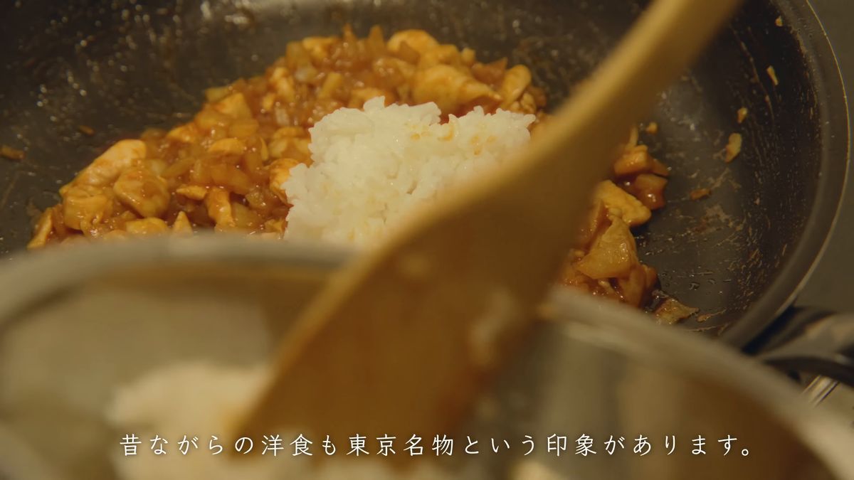 木べらでご飯と具を混ぜる