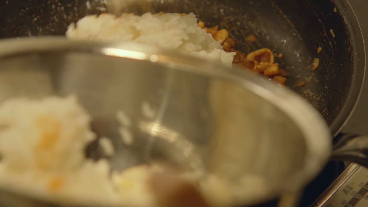 ボウルに残ったご飯をあける手元